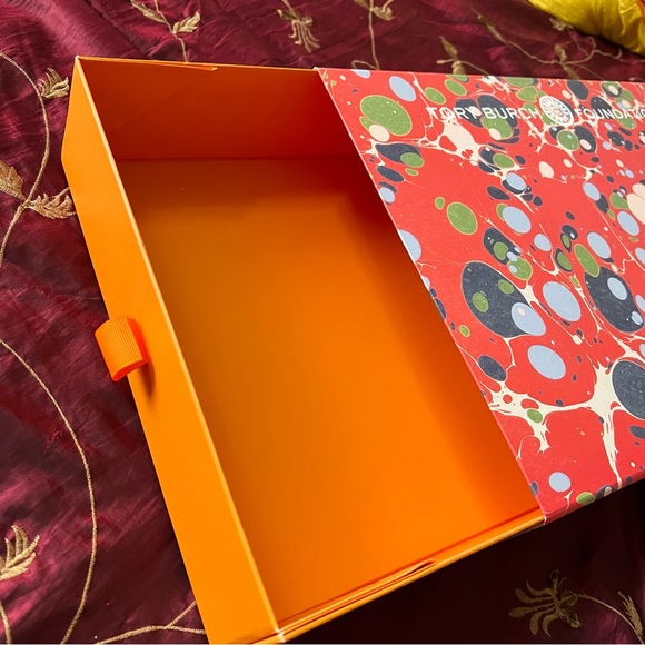 Tory Burch Foundation box - Picture 3 of 4